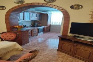 eine Küche mit einem Torbogen und einem TV auf dem Tisch in der Unterkunft Dacia Lux 3k in Chişinău