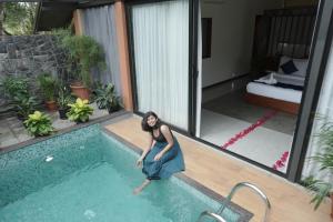 Crystal Kuruva Nature Resort & Spa内部或周边的泳池