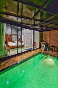 Crystal Kuruva Nature Resort & Spa内部或周边的泳池