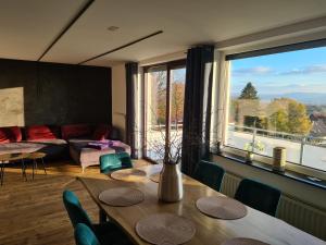 sala de estar con mesas y ventana grande en Moderne Ferienwohnung mit Aussicht, en Bad Oeynhausen