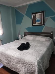 1 dormitorio con 1 cama con sombrero en Habitación Villena lavanda, en Villena