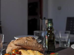 un plato de comida con un sándwich en una mesa en La Fonda de Julia Magnifica casa muy luminosa y amplia con chimenea y barbacoa, en Matalascañas
