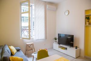 un soggiorno con un divano e una televisione di Apartment Serdika 1 a Sofia
