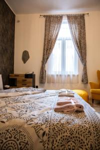 una camera da letto con un letto e una finestra di Apartment Serdika 1 a Sofia