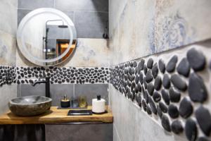 un bagno con lavandino e specchio di Apartment Serdika 1 a Sofia Altre 36 foto