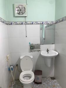 a bathroom with a toilet and a sink at ISLAND HOMESTAY TIỀN GIANG in Ấp Tân An Thi