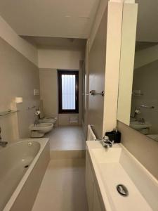 łazienka z wanną, umywalką i toaletą w obiekcie Bergamoincenter w Bergamo