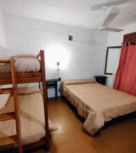 una habitación con dos literas y una ventana en Megaró, en Santa Teresita