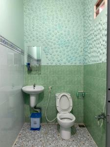 a bathroom with a toilet and a sink at ISLAND HOMESTAY TIỀN GIANG in Ấp Tân An Thi