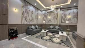 قمم بارك النماص Qimam Park Hotel 6 في النماص: غرفة معيشة مع كنب ومدفأة
