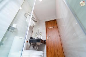 ein Bad mit einem WC und einem Waschbecken in der Unterkunft Khách sạn An Gia in Hoàng Ngà