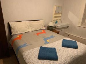 Mooncoin的住宿－Presentation Convent，一间卧室配有一张床,上面有两条毛巾