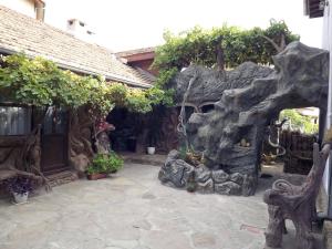 ドリャノヴォにあるСамостоятелна Вила в Хаджи Марковата къща за гости в Дряновоの木立の岩造りの屋外パティオ