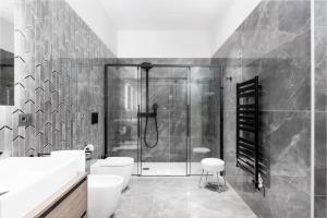 uma casa de banho com um chuveiro, um WC e um lavatório. em Q71 TIMELESS SUITES em Turim