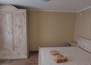 um quarto com uma cama com duas toalhas em Самостоятелна Вила в Хаджи Марковата къща за гости в Дряново em Dryanovo