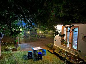un tavolo nel cortile di una casa di notte di Casita Greenacres Homestay a Vythiri