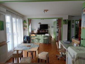 a living room with a table and a dining room at Charmant 3 pièces 10 min de Lyon in Villeurbanne