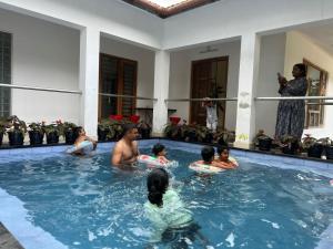 un gruppo di persone in piscina di Casita Greenacres Homestay a Vythiri