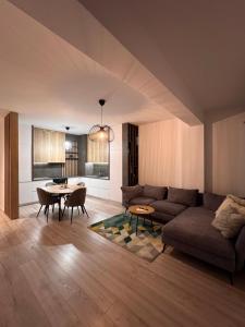 ein Wohnzimmer mit einem Sofa und einem Tisch in der Unterkunft Bright & Modern 3 Room Apartment with All Amenities and Underground parking in Timişoara