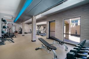 una palestra con diversi tapis roulant e cyclette di Courtyard By Marriott Salinas Monterey a Salinas