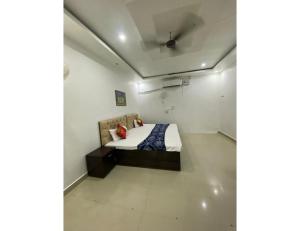 - une chambre avec un lit dans l'établissement Hotel Subh Ratri, Jhansi, à Jhansi