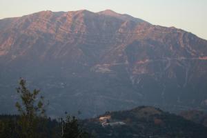 Pemandangan gunung umum atau pemandangan gunung yang diambil dari apartmen
