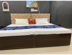 - un grand lit avec 2 oreillers dans l'établissement Hotel Subh Ratri, Jhansi, à Jhansi