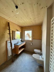 La salle de bains est pourvue de 2 toilettes et d'un lavabo. dans l'établissement Bio Felderhof, à Villa Ottone