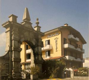 a building with an arch in front of a building at Hotel Mistrello di Savoia in Borgo Val di Taro