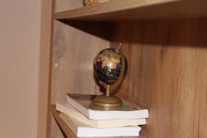 Perpustakaan di apartmen