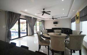 a dining room with a table and chairs at Talay Sawan Pool Villa 27-12 in Bang Sare