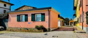 a small building with green windows on a street at Incredibile Appartamento con doccia Idromassaggio 