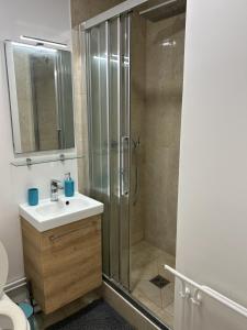 La salle de bains est pourvue d'une douche, d'un lavabo et de toilettes. dans l'établissement Appartement Créteil proche Métro, à Créteil