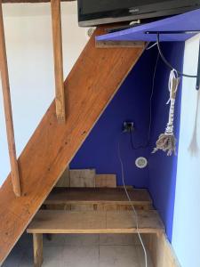 um conjunto de escadas com uma televisão por cima em Gîte La Valette d'Aurore - animaux bienvenus 