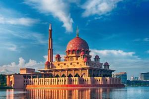 eine Moschee mit einer roten Kuppel auf dem Wasser in der Unterkunft Cozy Superior Studio @ KLIA in Sepang