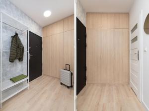 a room with a closet and a suitcase at Sunny Terrace Point in Poznań