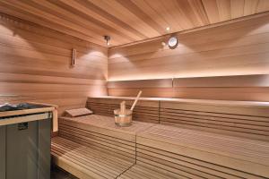 a sauna with wood paneled walls and a wooden ceiling at Hotel Ettrich & Elbresort Rathen in Kurort Rathen