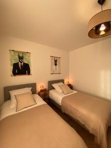 2 Betten in einem Zimmer mit 2 Lampen in der Unterkunft Les Lauriers Blancs, villa avec piscine in LʼIsle-sur-la-Sorgue