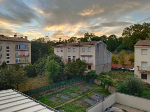 eine Luftansicht einer Stadt mit Gebäuden in der Unterkunft Apartamento en una zona tranquila de Olot in Olot