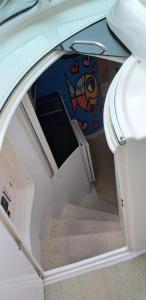 塔曼達雷的住宿－Barco 45 pés - 12 pessoas，船上的开放式楼梯,有楼梯