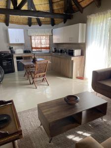 un soggiorno con tavolo e cucina di Jock of the Bushveld a Barberton