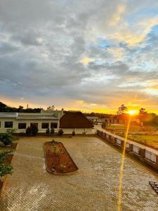 einen Blick auf ein Gebäude mit einem großen Objekt davor in der Unterkunft Kacoke Madit Hotel and Cultural Centre, Gulu in Gulu