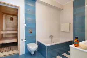 a bathroom with a toilet and a bath tub at Villa Iremia Des vacances waouw en toute sérénité! in Chaliotata