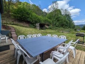 - une table et des chaises sur une terrasse avec vue dans l'établissement Le Gîte de la Perheux, à Wildersbach