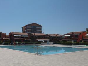 Бассейн в Residence Villaggio dei Fiori con Piscina e Posto Spiaggia Incluso или поблизости
