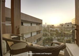 una silla de ratán sentada en el balcón de un edificio en Saltstayz Premier Executive Serviced Apartment - Golf Course Extension Road, en Gurgaon