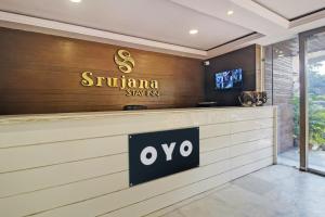 un hall de l'hôtel avec un panneau indiquant ovo dans l'établissement OYO Hotel Srujana Stay Inn Opp Public Gardens Nampally, à Hyderabad