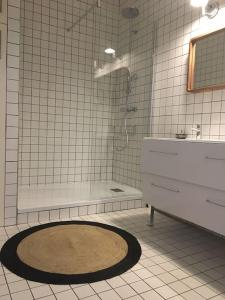 a bathroom with a shower and a rug on the floor at Duplex d'exception avec terrasse centre ville Montpellier in Montpellier