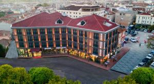 WestDoor Hotel في أديرني: اطلالة علوية على مبنى بسقف احمر