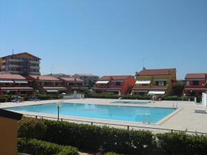 Бассейн в Residence Villaggio dei Fiori con Piscina e Posto Spiaggia Incluso или поблизости